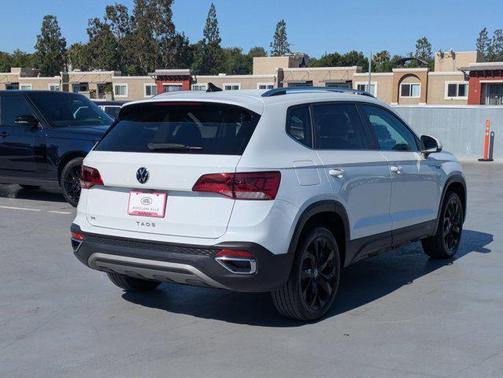 White 2022 Volkswagen Taos 1.5T SE