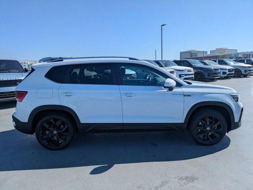 White 2022 Volkswagen Taos 1.5T SE