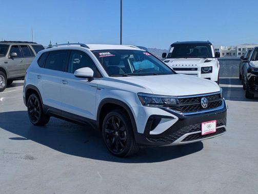 White 2022 Volkswagen Taos 1.5T SE
