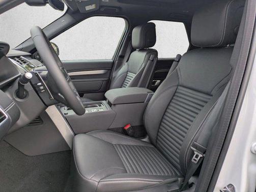 Fuji White 2026 Land Rover Discovery Gemini Edition
