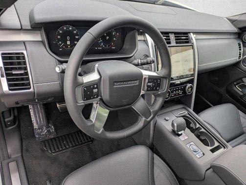 Fuji White 2026 Land Rover Discovery Gemini Edition