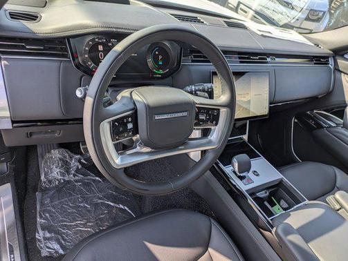 2025 Land Rover Range Rover P550e SE