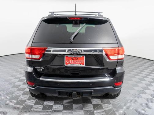 Brilliant Black Crystal Pearlcoat 2013 Jeep Grand Cherokee Overland