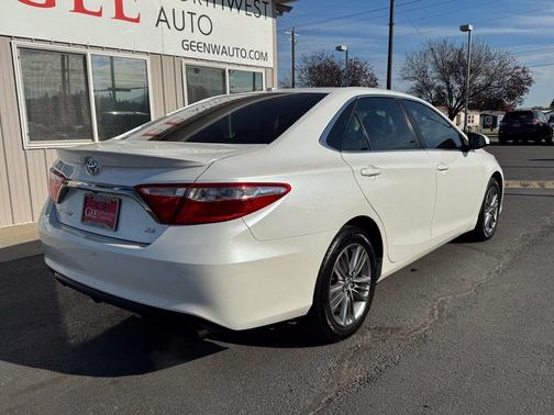 Blizzard Pearl 2016 Toyota Camry SE