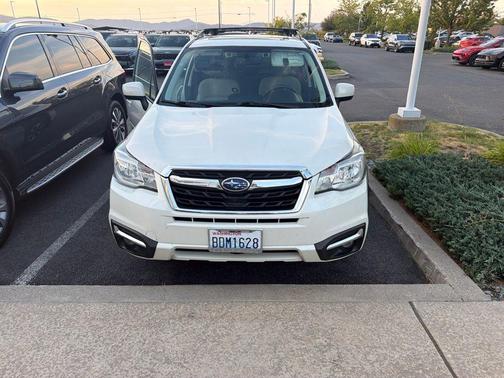 Crystal White Pearl 2017 Subaru Forester 2.5i Premium