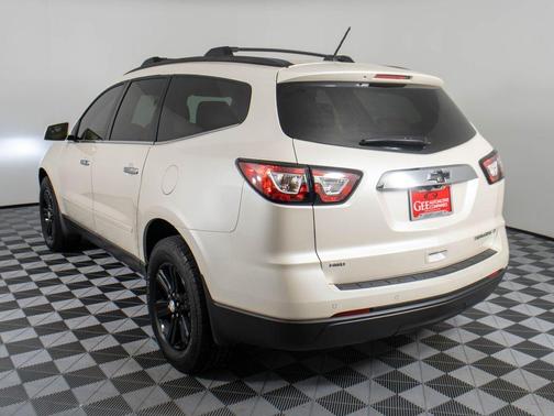 White Diamond Clearcoat 2014 Chevrolet Traverse 2LT