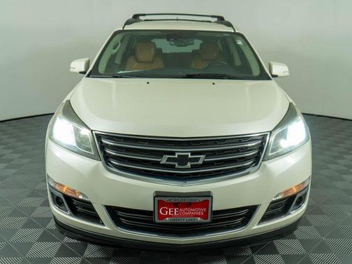White Diamond Clearcoat 2014 Chevrolet Traverse 2LT