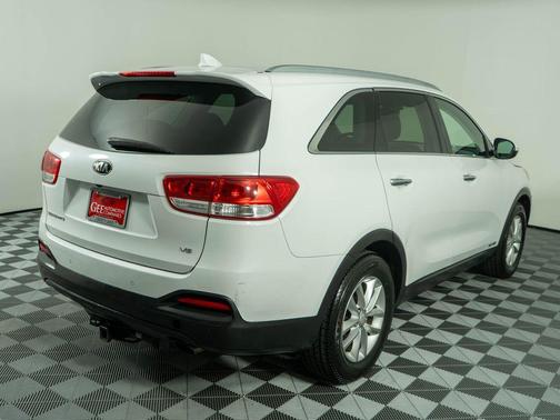 Snow White Pearl 2016 Kia Sorento LX