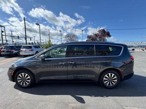 Maximum Steel Metallic 2021 Chrysler Pacifica Touring-L