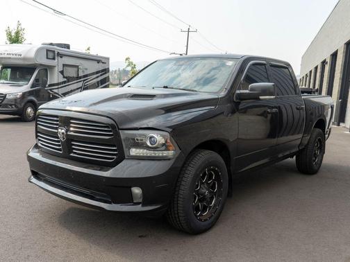 Brilliant Black Crystal Pearlcoat 2016 RAM 1500 Sport