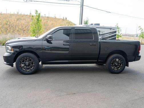 Brilliant Black Crystal Pearlcoat 2016 RAM 1500 Sport