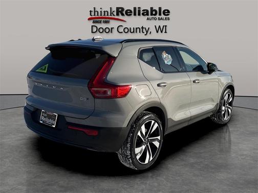 2024 Volvo XC40 B5 Ultimate Dark Theme