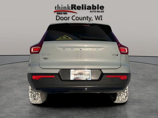 2024 Volvo XC40 B5 Ultimate Dark Theme