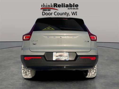 2024 Volvo XC40 B5 Ultimate Dark Theme