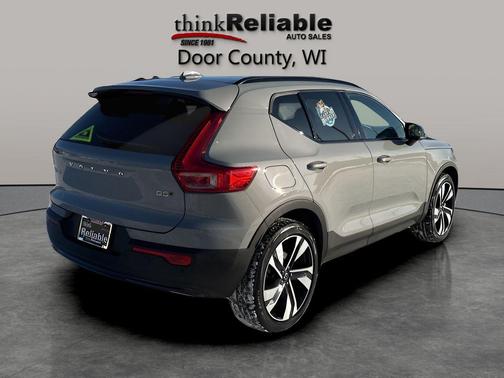 2024 Volvo XC40 B5 Ultimate Dark Theme