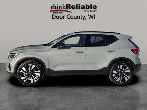 2024 Volvo XC40 B5 Ultimate Dark Theme