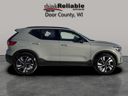 2024 Volvo XC40 B5 Ultimate Dark Theme