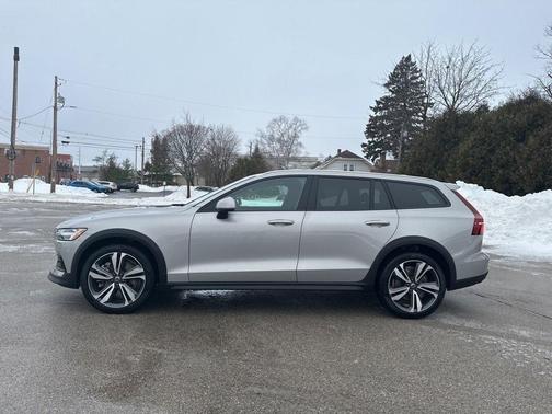 2025 Volvo V60 Cross Country Plus, B5 AWD Gas (mild hybrid)