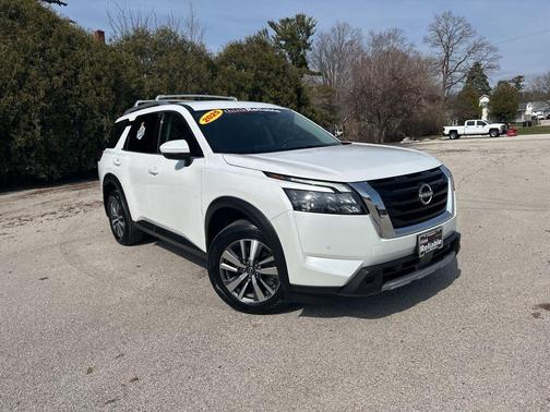 Everest White Pearl Tricoat 2025 Nissan Pathfinder SL 4WD