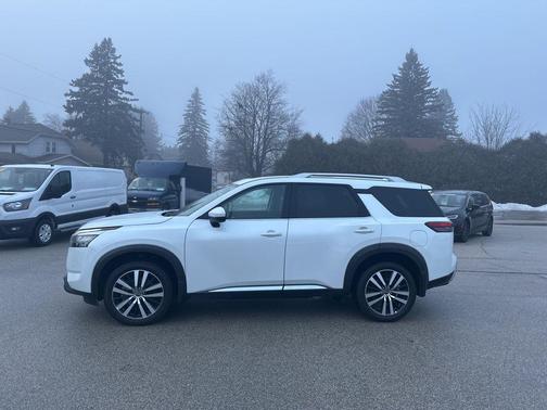2025 Nissan Pathfinder Platinum 4WD