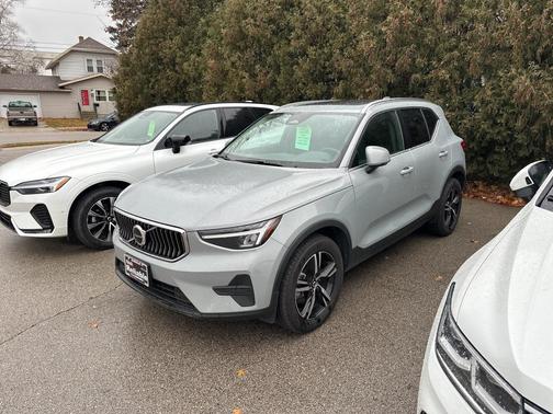 2025 Volvo XC40 B5 Core Bright Theme