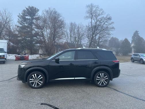 2025 Nissan Pathfinder Platinum 4WD