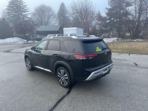 2025 Nissan Pathfinder Platinum 4WD