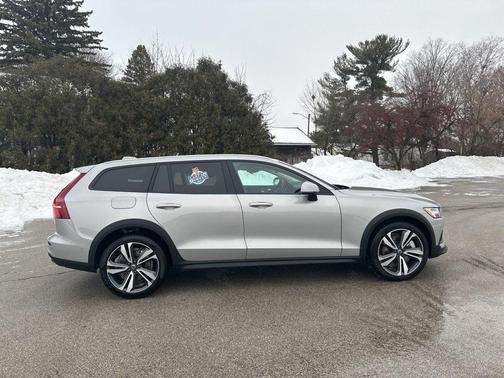 2025 Volvo V60 Cross Country Plus, B5 AWD Gas (mild hybrid)