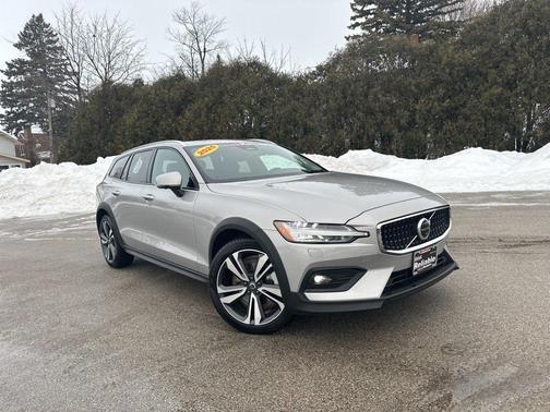 2025 Volvo V60 Cross Country Plus, B5 AWD Gas (mild hybrid)