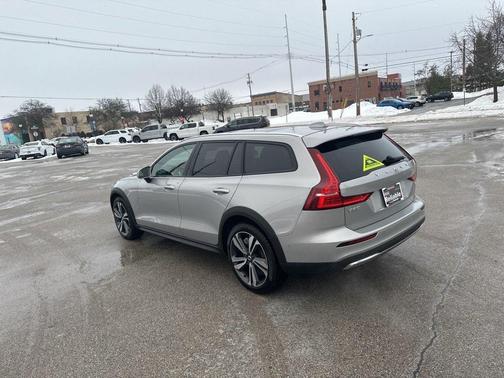 2025 Volvo V60 Cross Country Plus, B5 AWD Gas (mild hybrid)