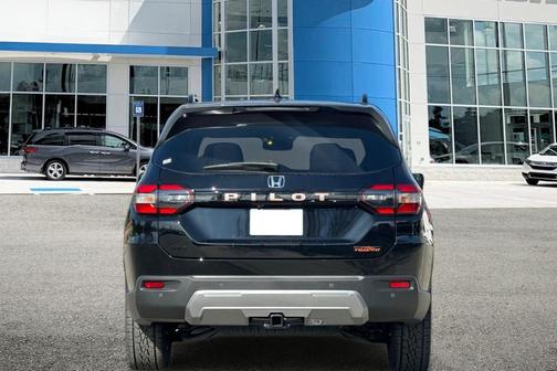 Crystal Black Pearl 2026 Honda Pilot TrailSport
