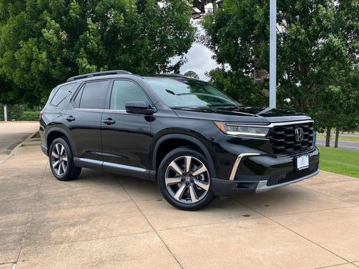 Crystal Black Pearl 2025 Honda Pilot Touring 8-Passenger