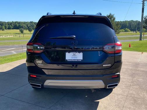 Crystal Black Pearl 2024 Honda Pilot Touring 8-Passenger