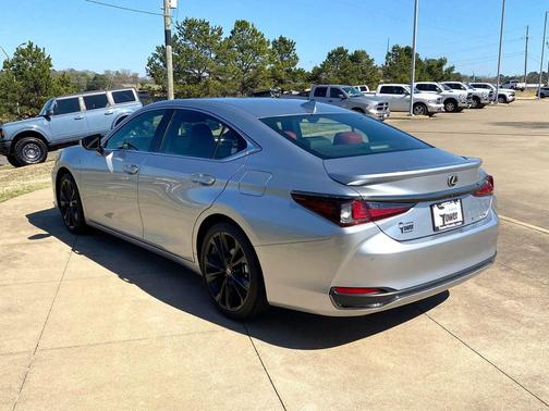 2024 Lexus ES 300h F SPORT Handling