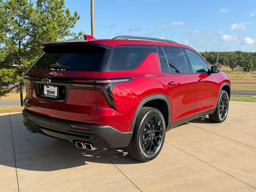 Radiant Red Tintcoat 2025 Chevrolet Traverse LT