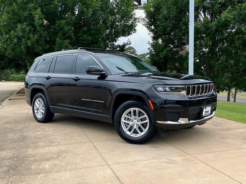 Diamond Black Crystal Pearlcoat 2023 Jeep Grand Cherokee L Laredo