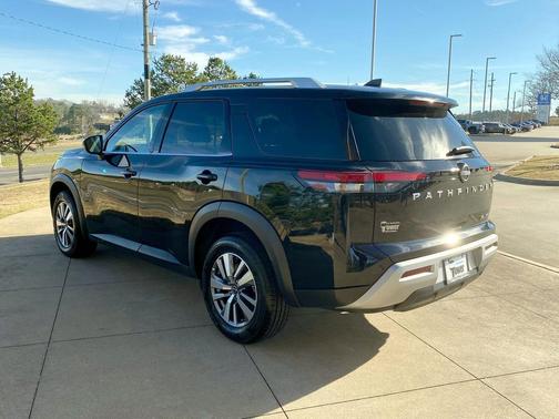 2025 Nissan Pathfinder SL 4WD