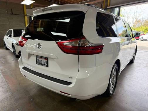 White 2015 Toyota Sienna LE