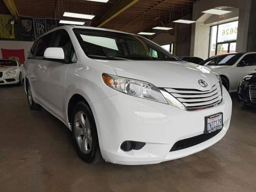 White 2015 Toyota Sienna LE