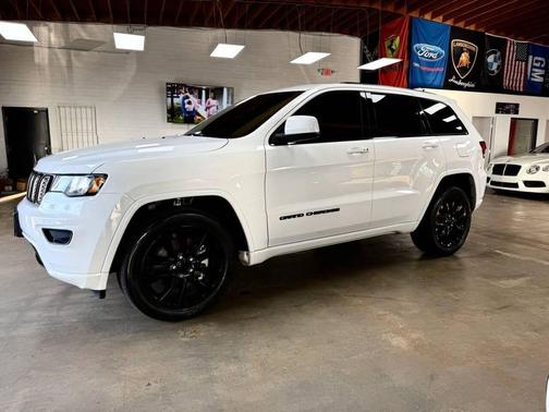 Bright White Clearcoat 2021 Jeep Grand Cherokee Laredo