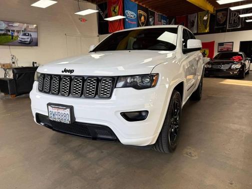 Bright White Clearcoat 2021 Jeep Grand Cherokee Laredo