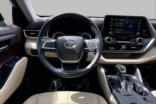 Gray 2022 Toyota Highlander XLE