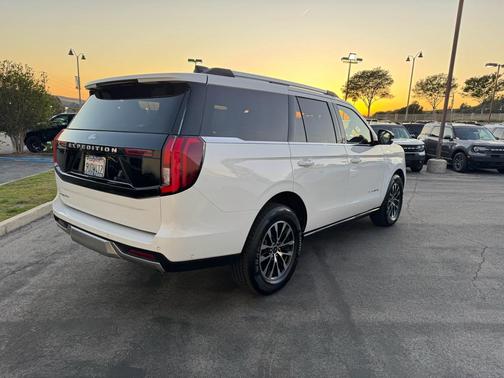 Oxford White 2025 Ford Expedition Platinum