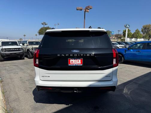Oxford White 2025 Ford Expedition Max Active