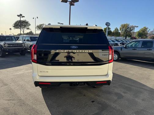 Star White 2025 Ford Expedition Active