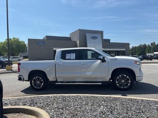 Iridescent Pearl Tricoat 2024 Chevrolet Silverado 1500 High Country