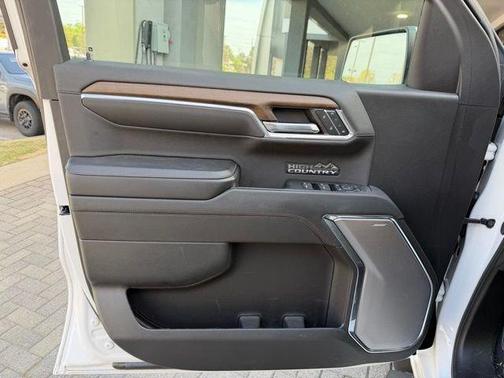 Iridescent Pearl Tricoat 2024 Chevrolet Silverado 1500 High Country