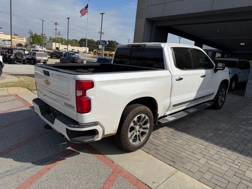 Iridescent Pearl Tricoat 2024 Chevrolet Silverado 1500 High Country