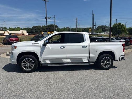 Iridescent Pearl Tricoat 2024 Chevrolet Silverado 1500 High Country