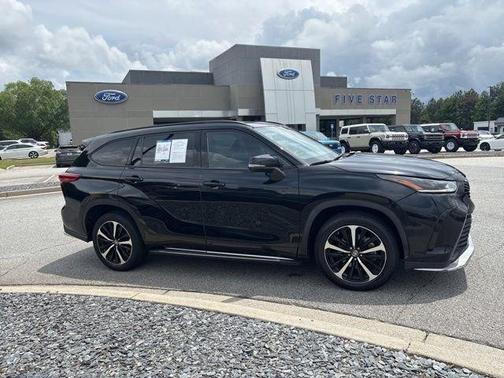 Midnight Black Metallic 2021 Toyota Highlander XSE